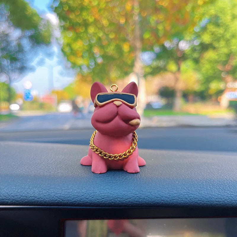 Dekoracja wnętrza samochodu: Bulldog w okularach